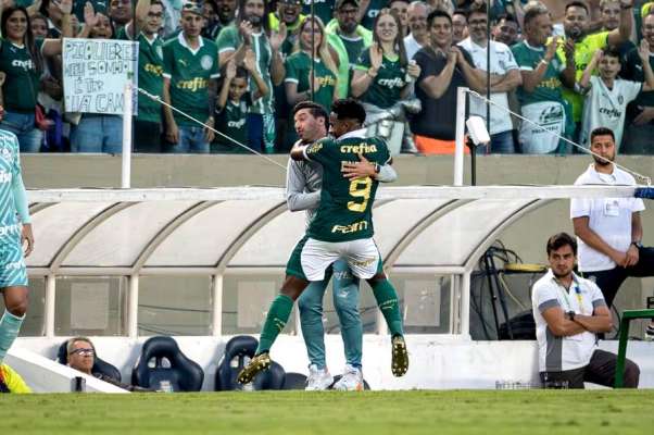 Endrick abraça Abel Ferreira após primeiro gol do Palmeiras. Mal sabia ele o que estaria por vir. Foto: Ronaldo Barreto/Ag.Paulistão Palmeiras esfrega na cara do Corinthians: time verde deixa o alvinegro no chinelo em empate